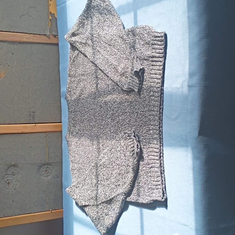 Men's Classic Gray and White Crewneck Sweater - Picture 8 of 8